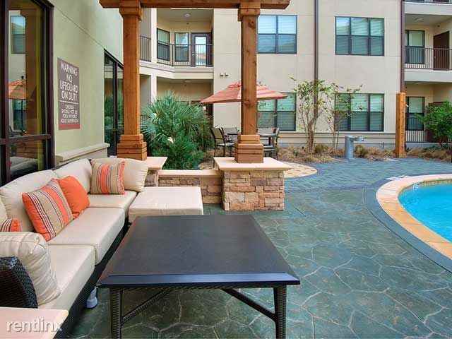 Braeswood @ Brompton Rd - Photo 3 of 10