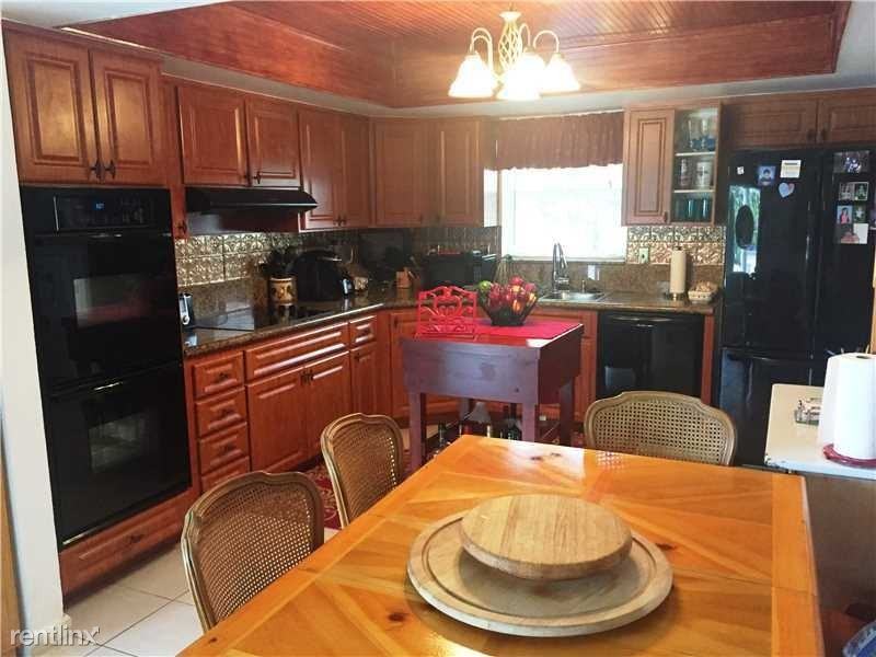 7320 SW 9th St - Photo 2 of 10