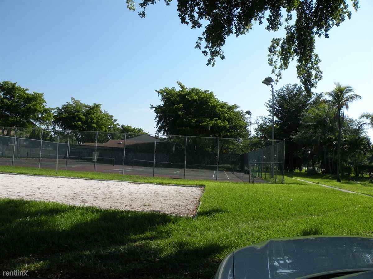 Hooters - Photo 2 of 7