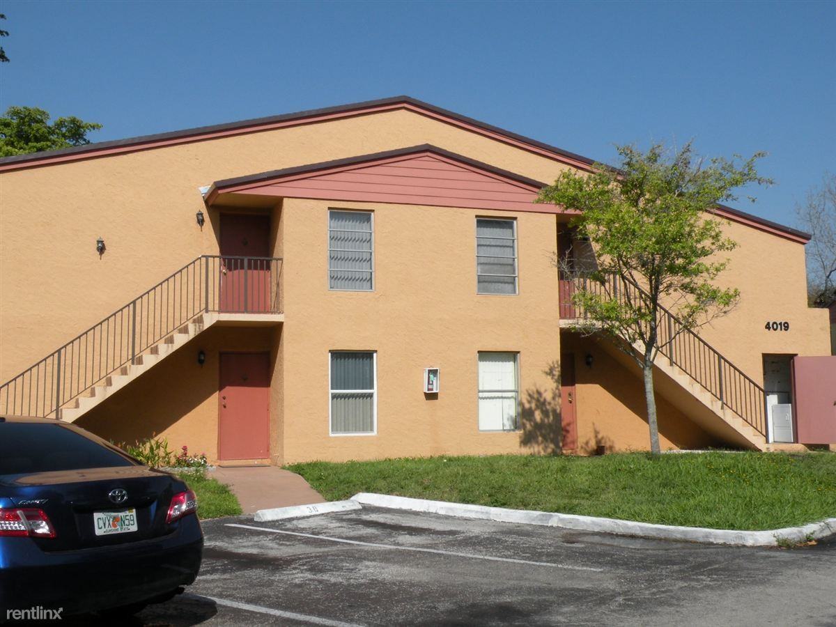 Hooters - Photo 3 of 7