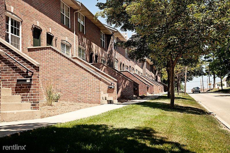 Lincoln Park Town Homes - Photo 2 of 9