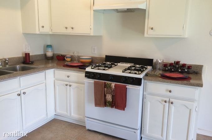 815 N Rose Ave - Photo 3 of 10