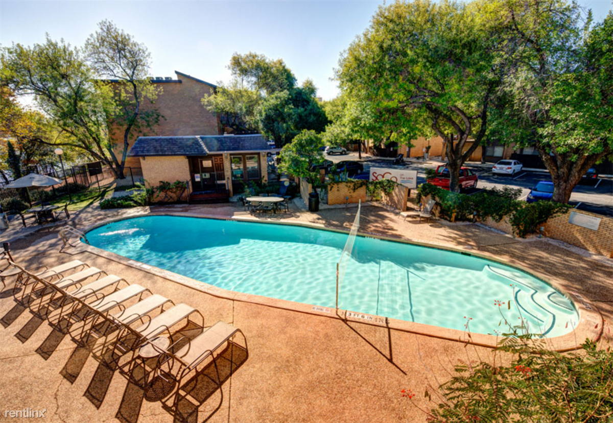 222 E Riverside Dr - Photo 2 of 9