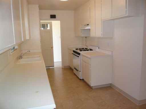 318 Stansbury Dr - Photo 3 of 6