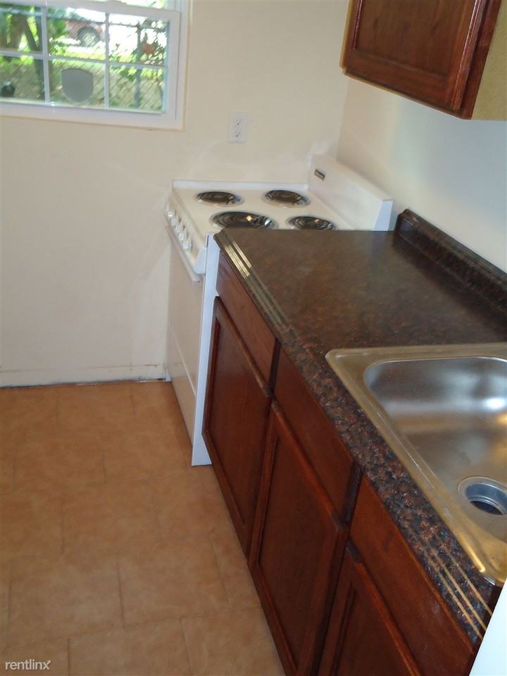2038 N Darien St - Photo 3 of 10