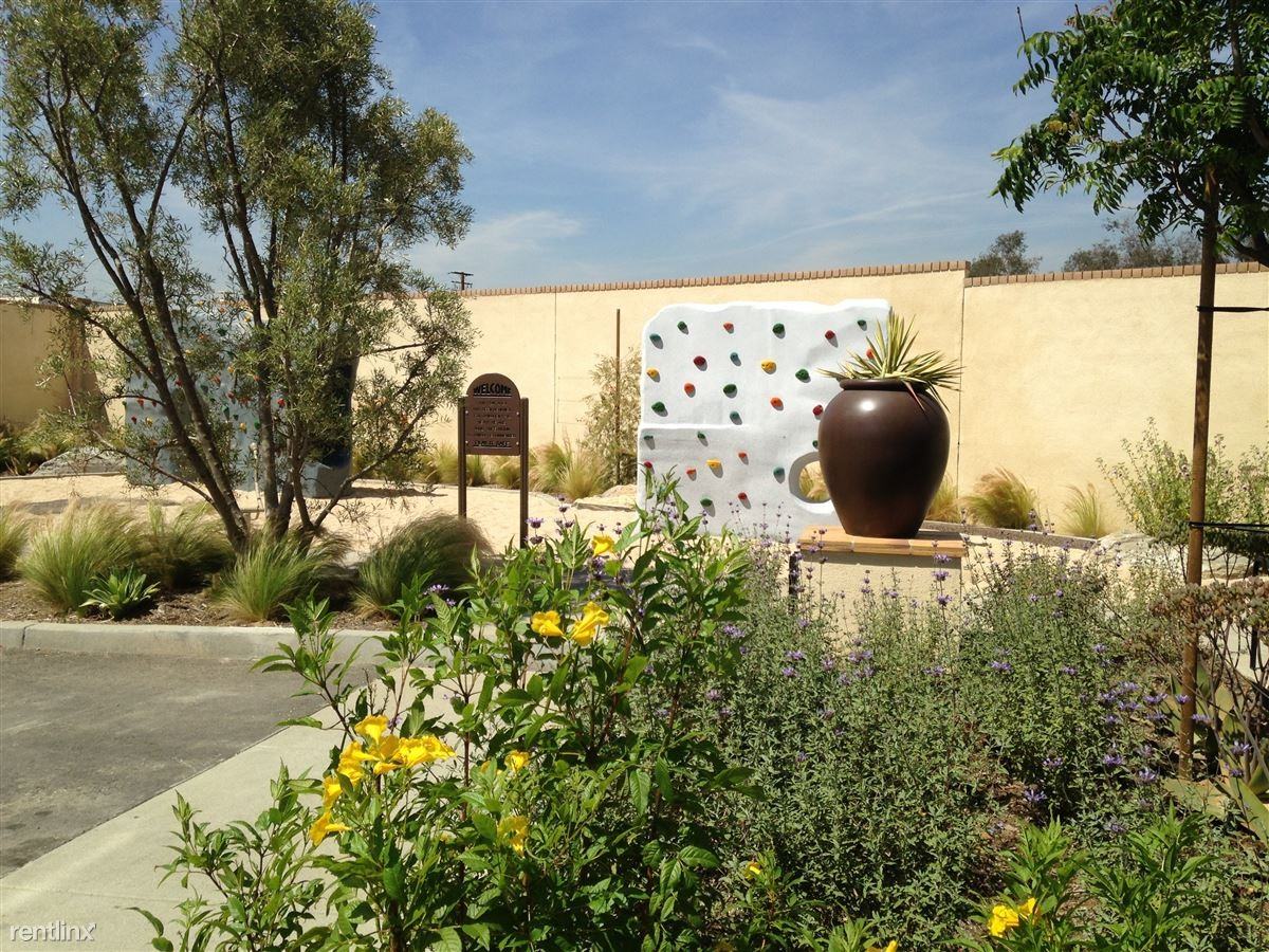 702 S Gladys Ave - Photo 2 of 13