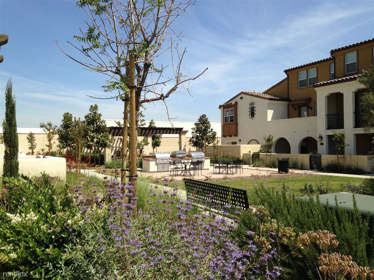 702 S Gladys Ave - Photo 3 of 13