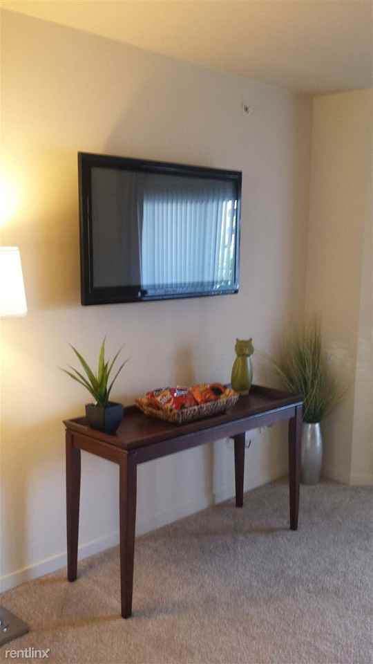 700 Howard St - Photo 3 of 17