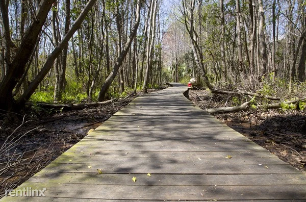 East Bay Apartments - Photo 3 of 10