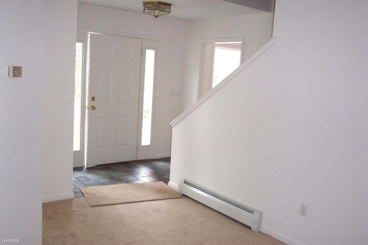 298 Birchwood Dr N - Photo 3 of 6