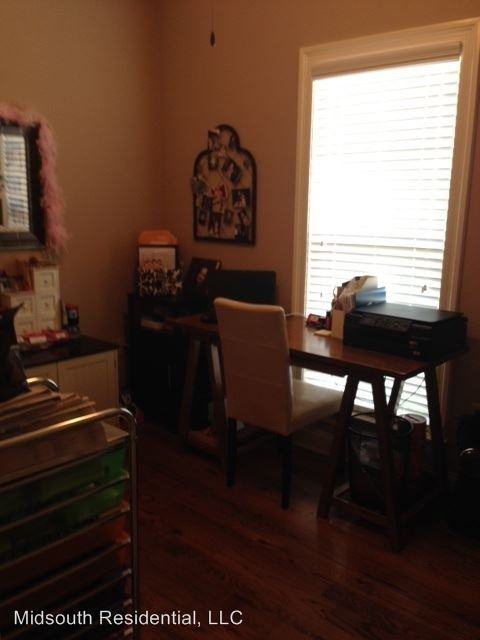 235 Hawthorn Ln - Photo 3 of 12