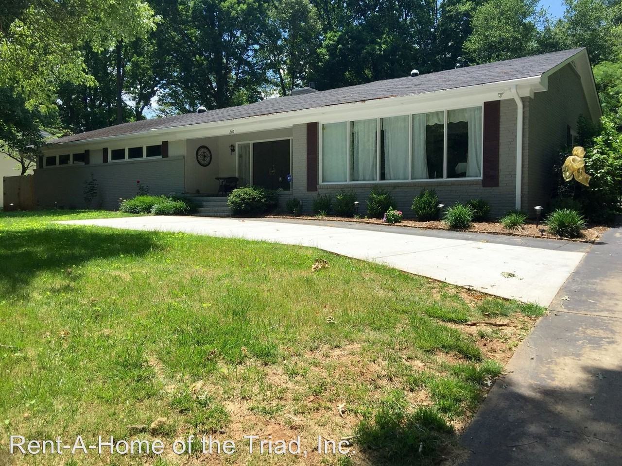 207 Mistletoe Dr - Photo 2 of 16