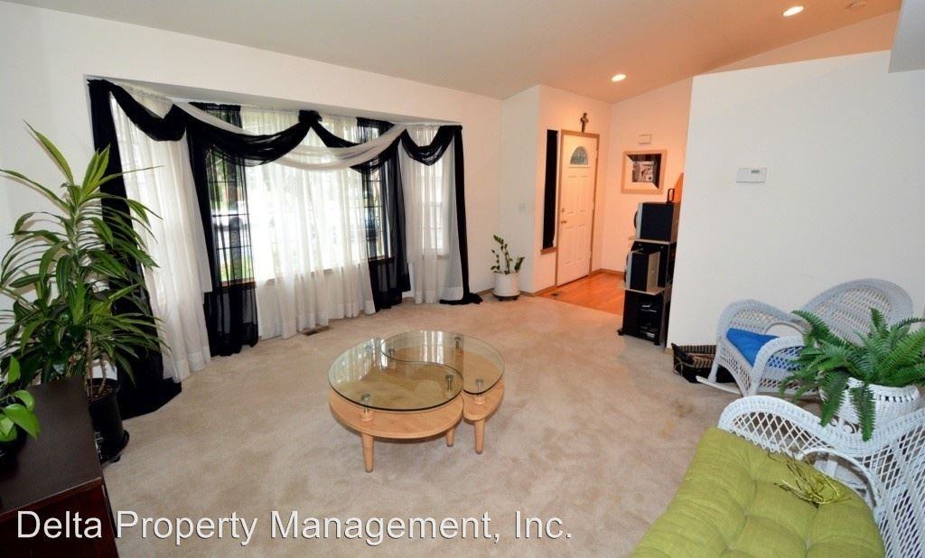 5721 52nd Ave NE - Photo 2 of 10