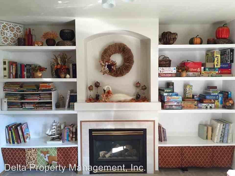 5721 52nd Ave NE - Photo 3 of 10