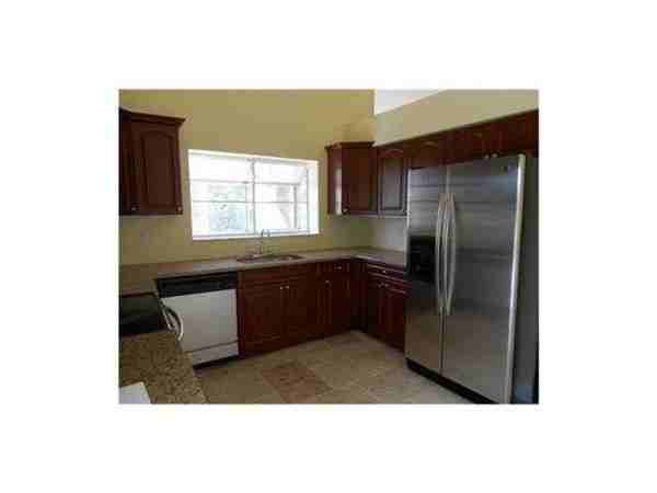 9246 Heathridge Dr - Photo 2 of 7