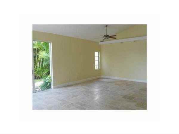 9246 Heathridge Dr - Photo 3 of 7