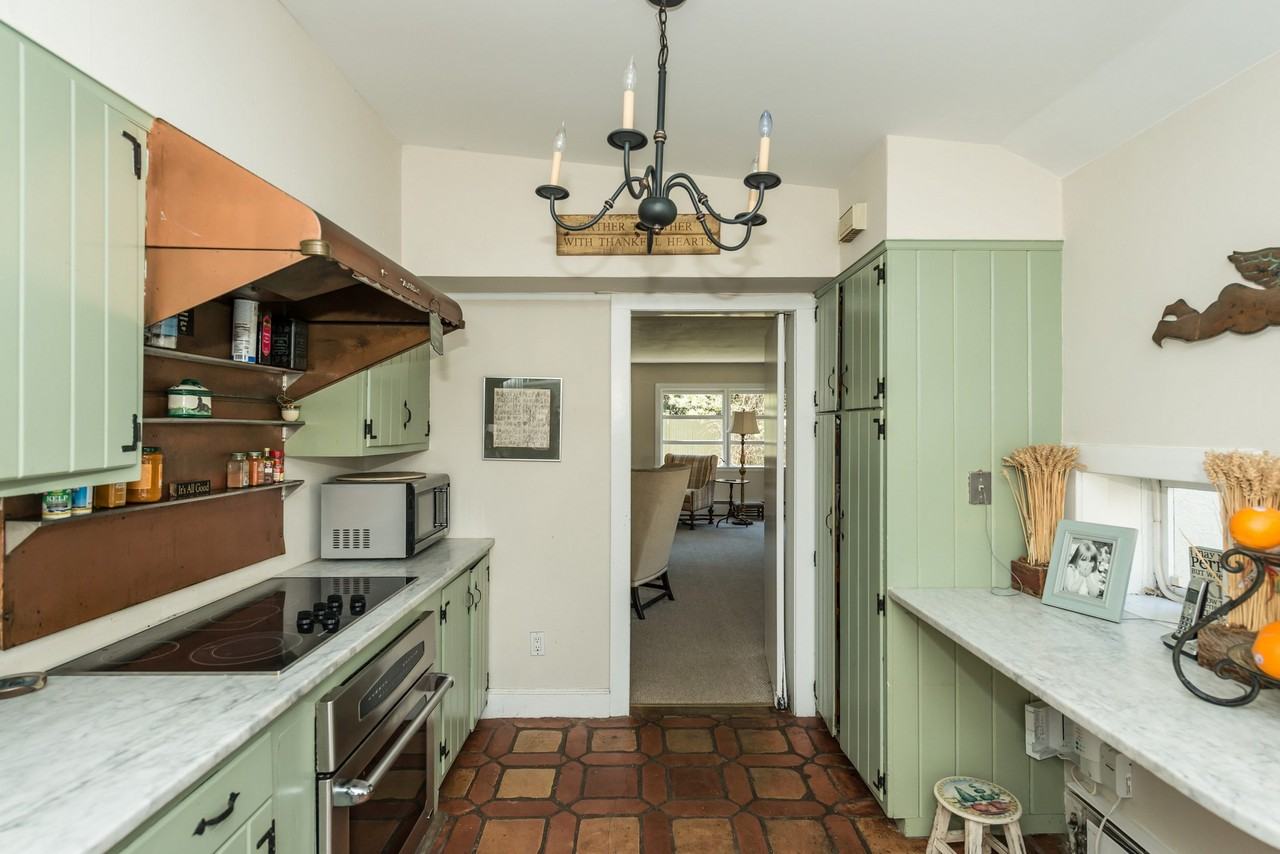 171 Middle Neck Rd - Photo 2 of 10