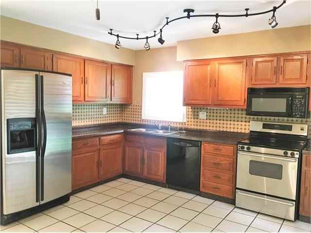 12107 Landing Way - Photo 3 of 8