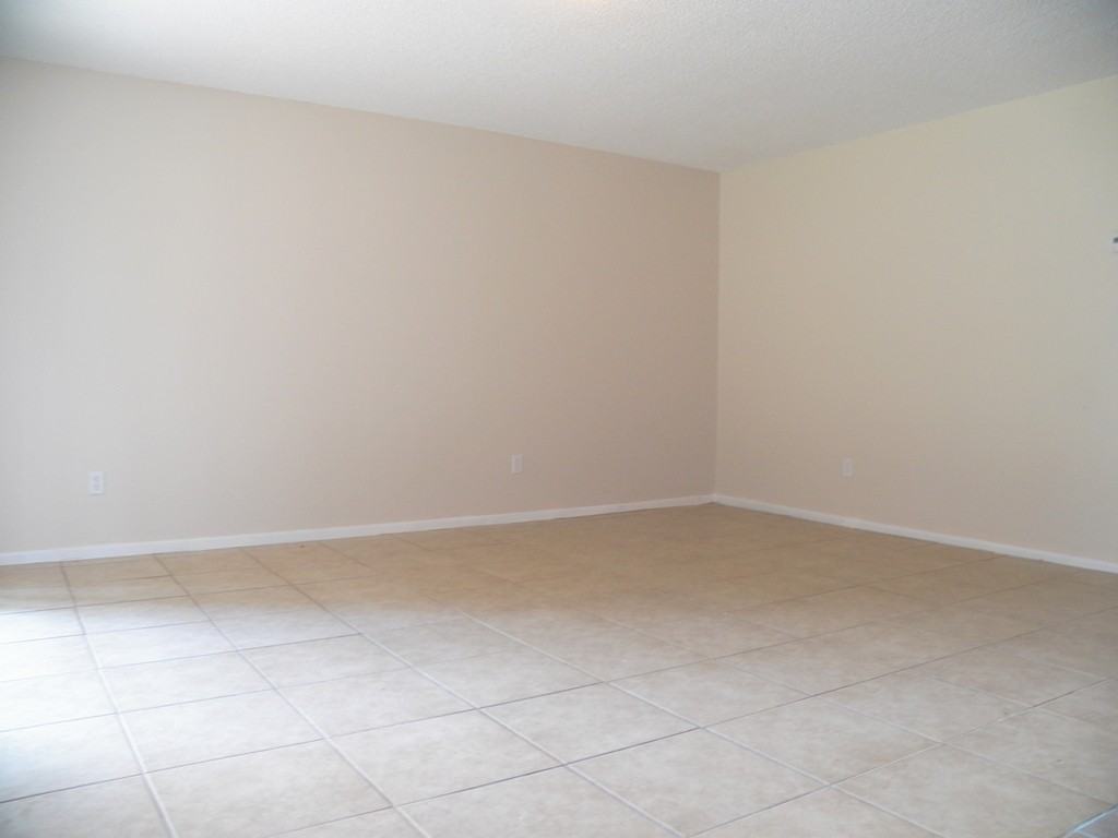 610 Charter Ct - Photo 3 of 12