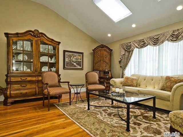 205 Bayview Ave - Photo 2 of 20