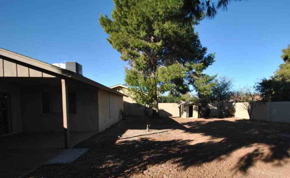 834 E Glade Ave - Photo 3 of 10