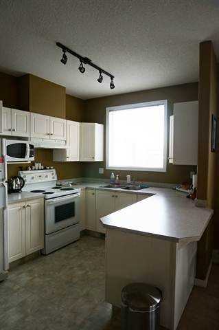 5211 39 St - Photo 3 of 8