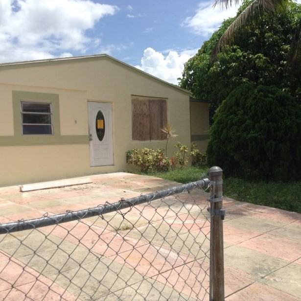 2960 NW 7th St - Photo 2 of 9