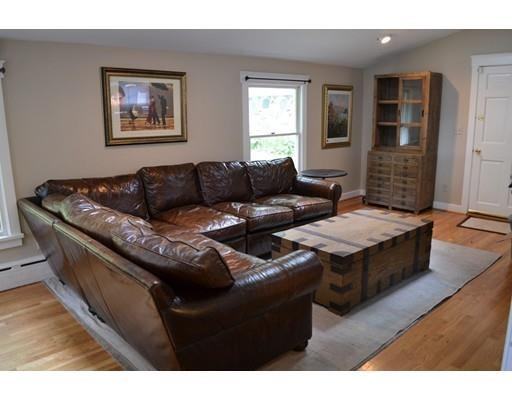 110 Pleasant St - Photo 3 of 10