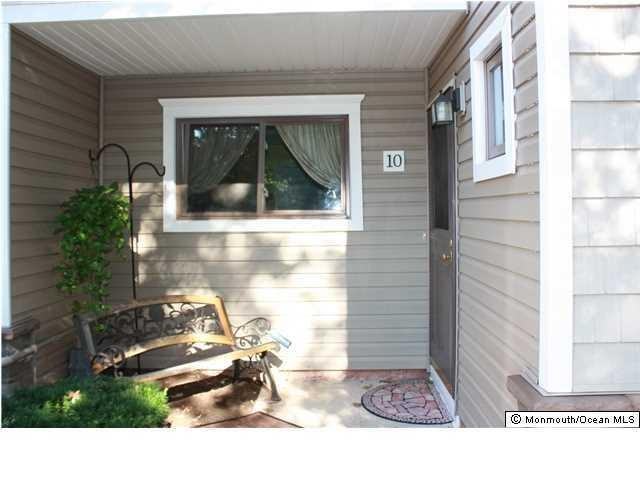 10 Elizabeth Ct - Photo 2 of 4