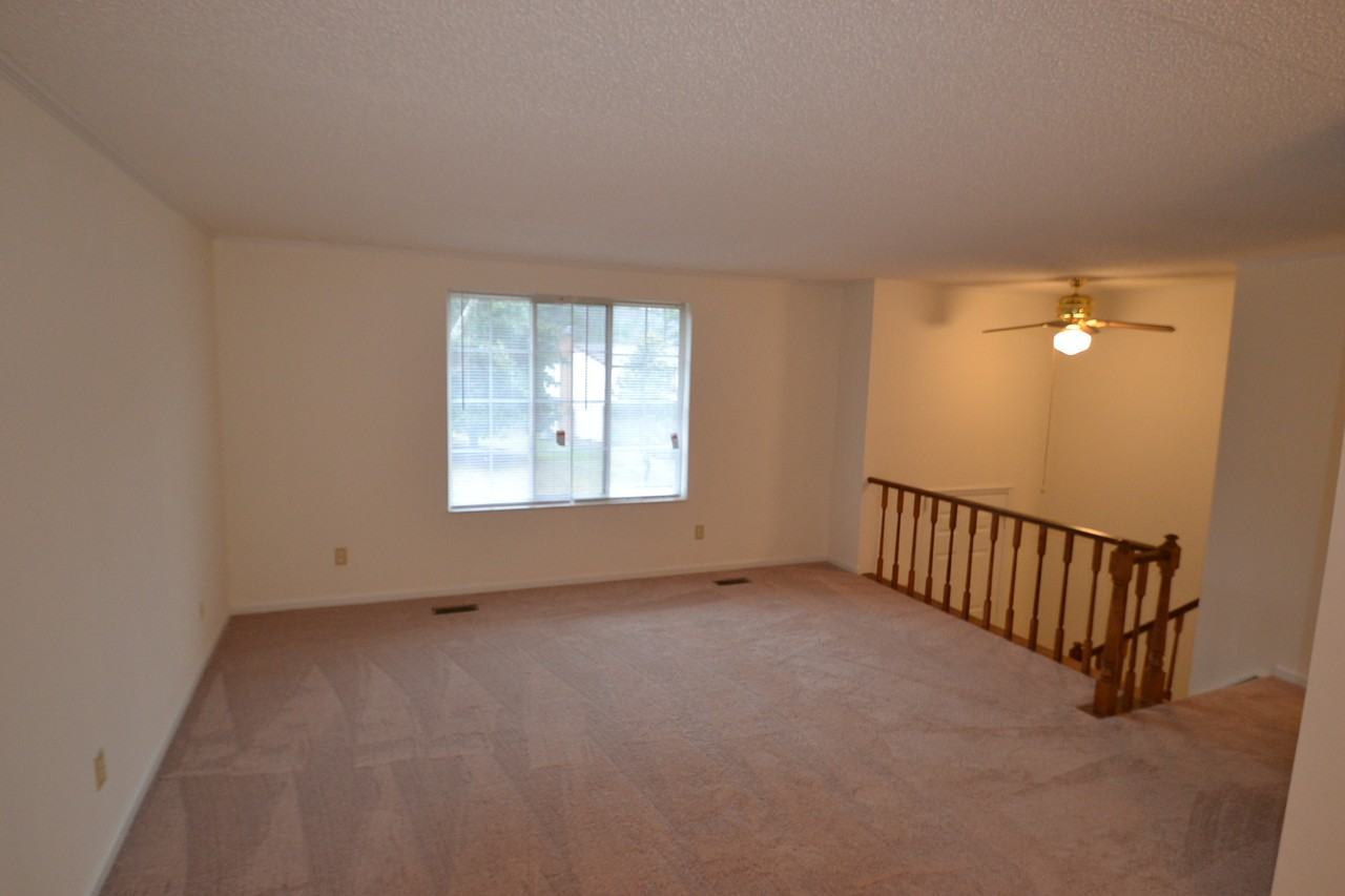 7340 Rollingridge Dr - Photo 3 of 8