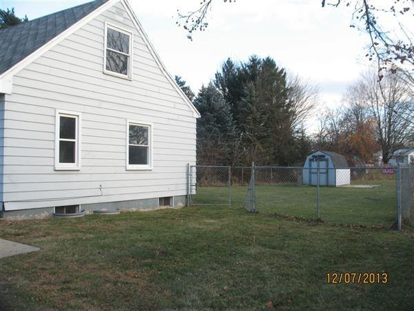 321 W Cherry St - Photo 3 of 4