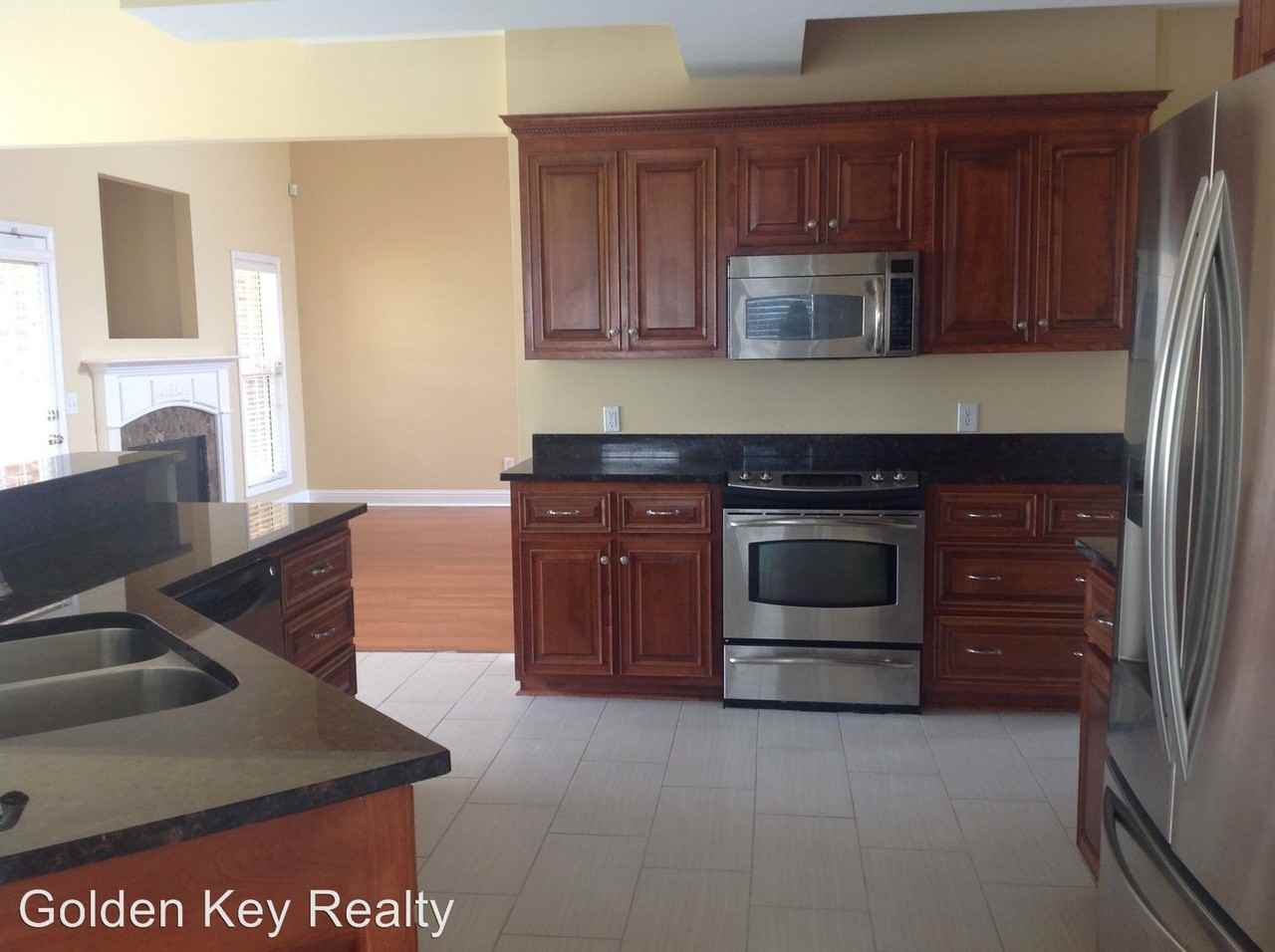 300 Pembroke Pointe - Photo 2 of 17