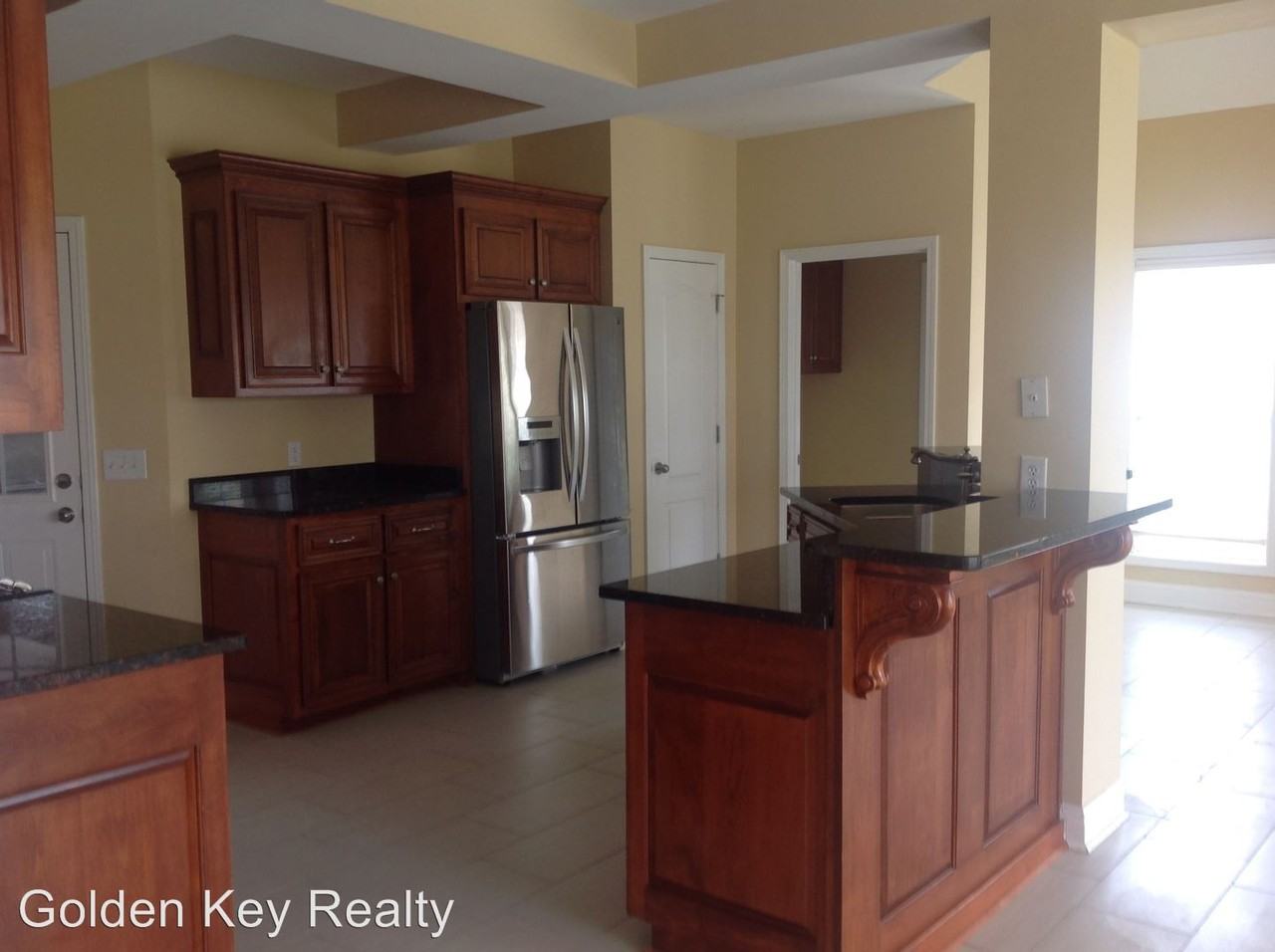 300 Pembroke Pointe - Photo 3 of 17