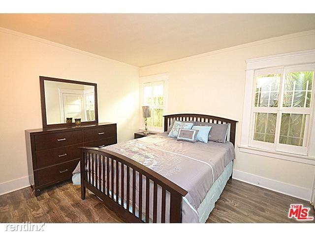 1257 N Sweetzer Ave - Photo 3 of 9