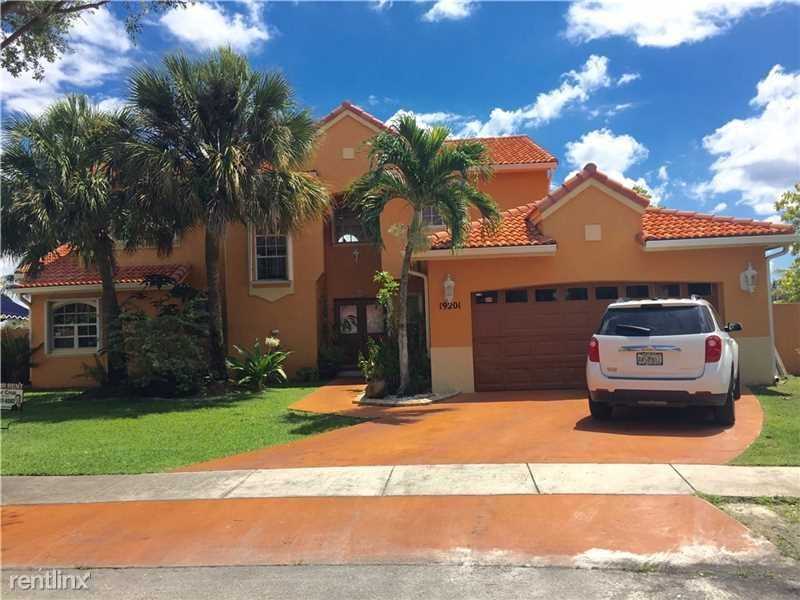 19201 NW 88th Ct - Photo 2 of 3