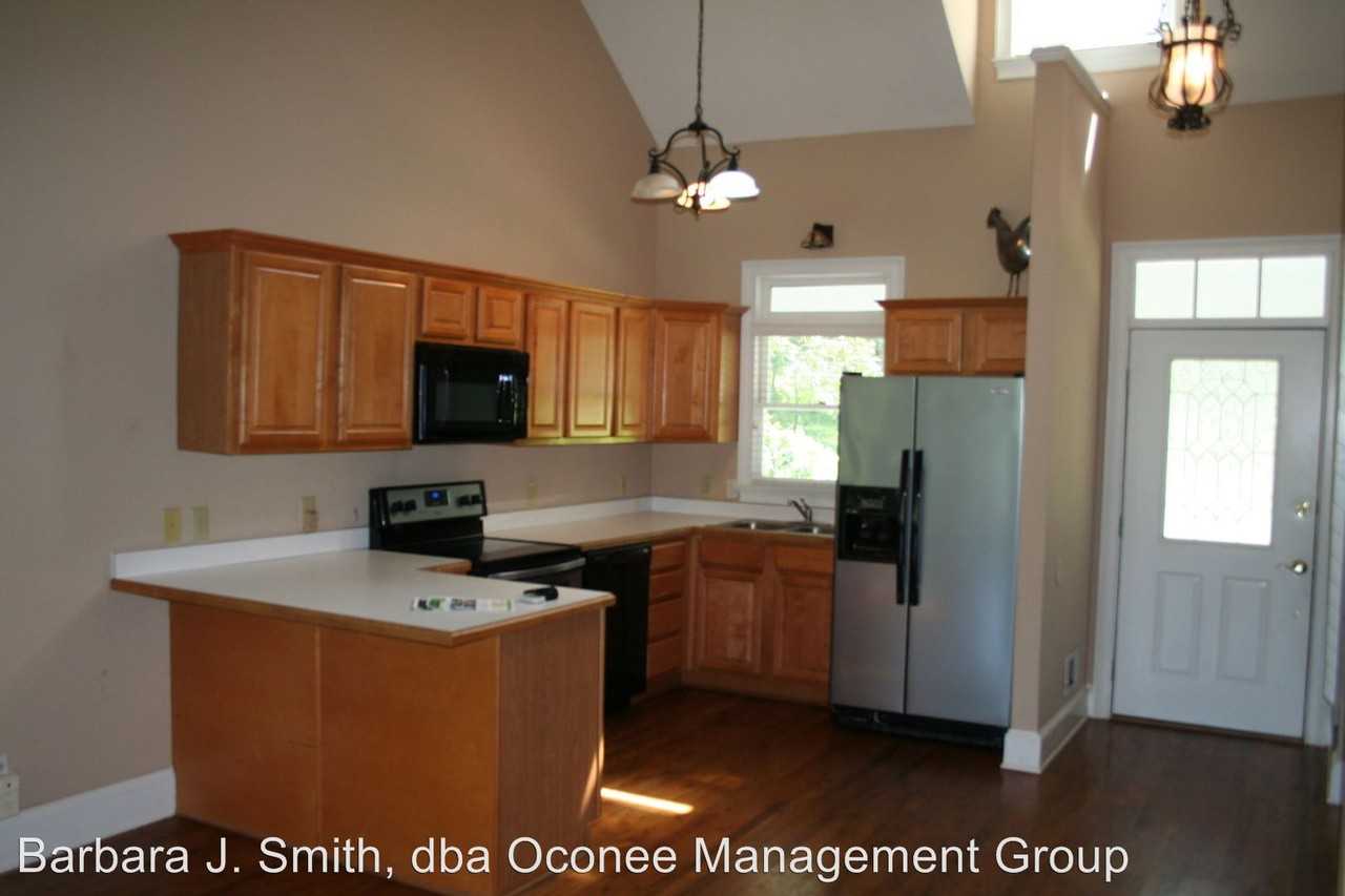 1883 Club Dr #1B - Photo 2 of 14