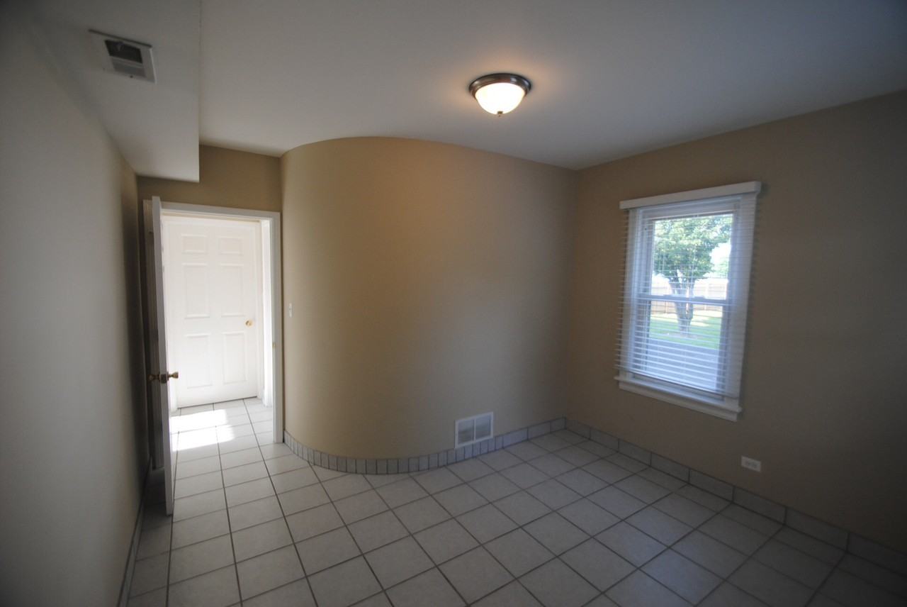 1918 N 19th Ave - Photo 3 of 11