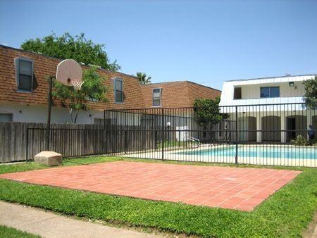 Central Park Townhouses - Photo 3 of 5