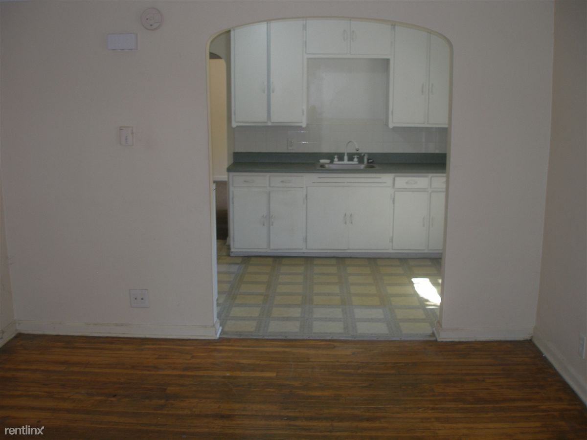 712 S Grand Traverse St - Photo 3 of 8