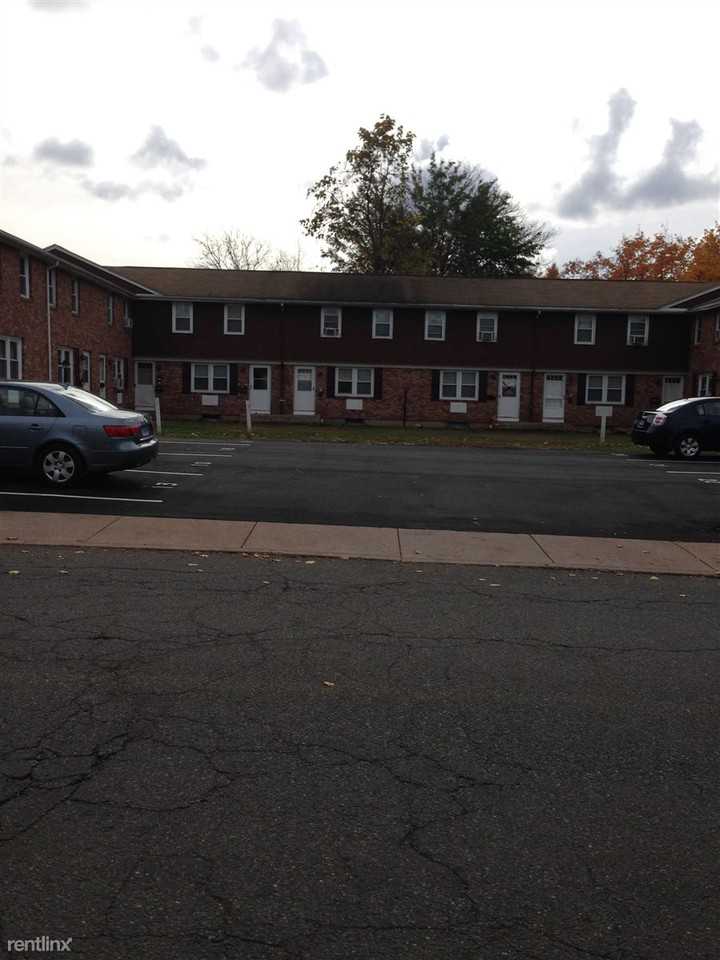 Oak Street Apartments - Photo 2 of 2