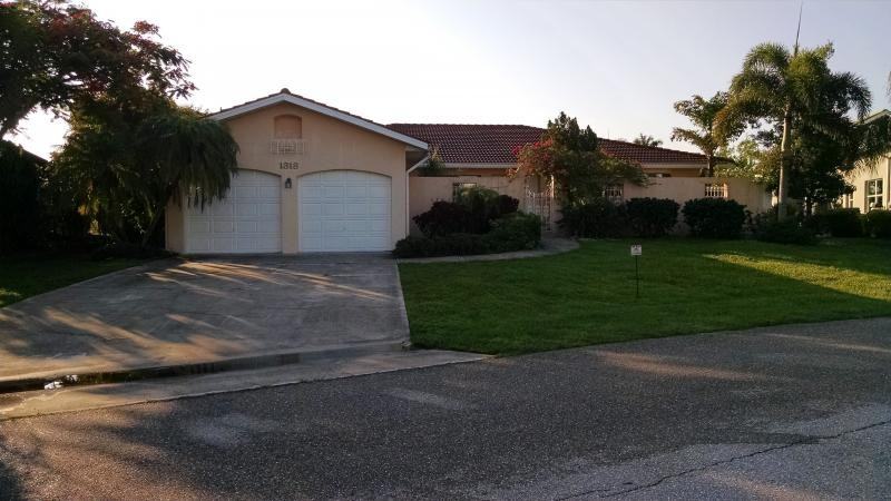 1318 San Mateo Dr - Photo 2 of 9