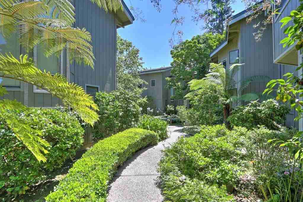 615 Middle Ave - Photo 2 of 49