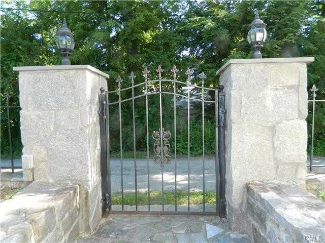 63 Capitol Dr - Photo 2 of 20