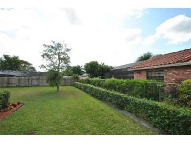 1100 SW 70th Terrace - Photo 3 of 5