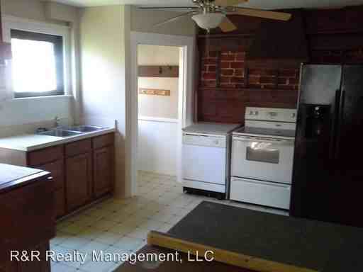 211 Main St - Photo 2 of 8