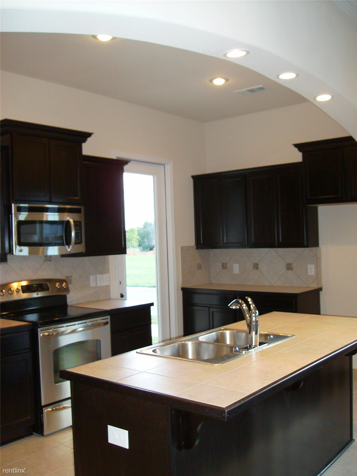 100 Pettigrove Dr - Photo 3 of 12