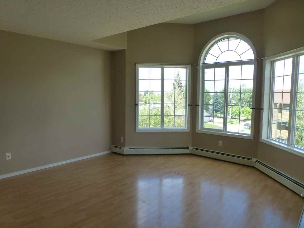 4911 51 Ave - Photo 2 of 11