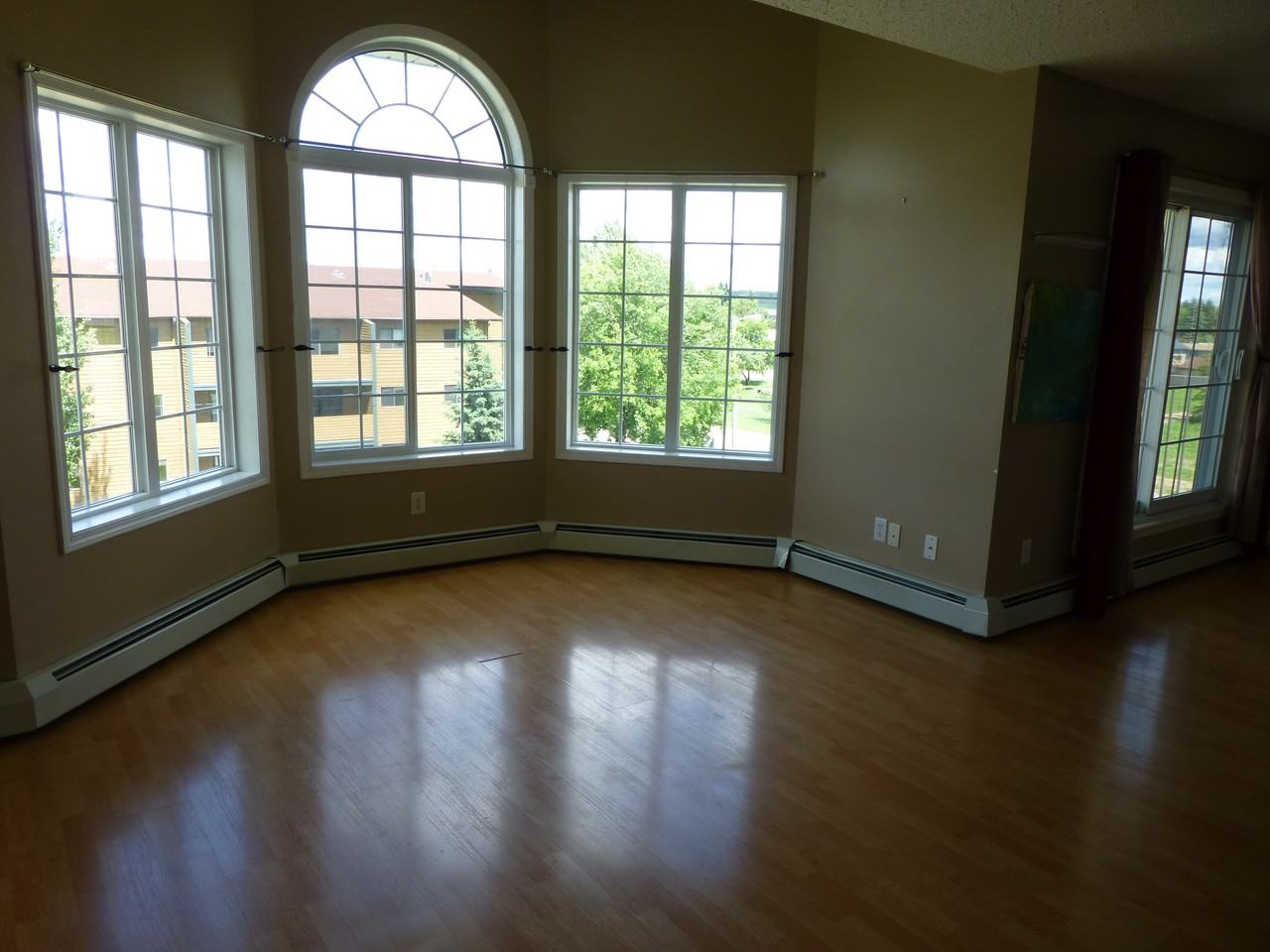 4911 51 Ave - Photo 3 of 11