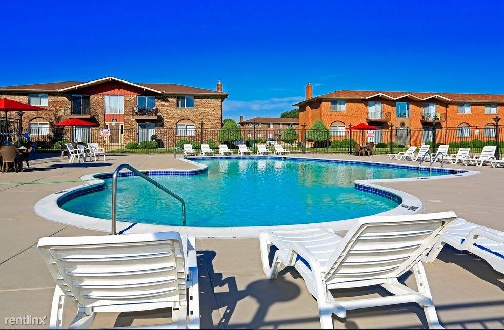 Rivercrest Arms Apartments - Photo 2 of 40