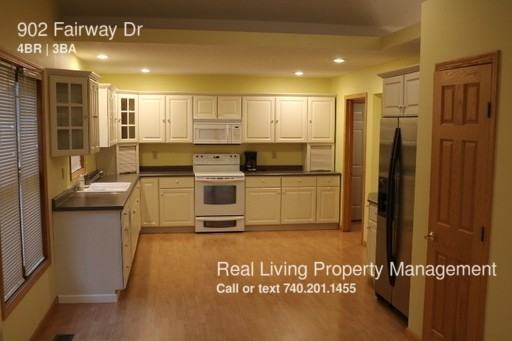 902 Fairway Dr - Photo 2 of 9